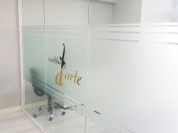 Darte Fabbrica kalıcı makyaj ofisi şeritli buzlu cam kaplama.